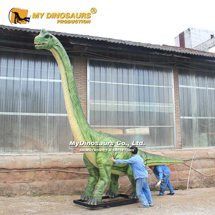 Giant-brachiosaurus-model