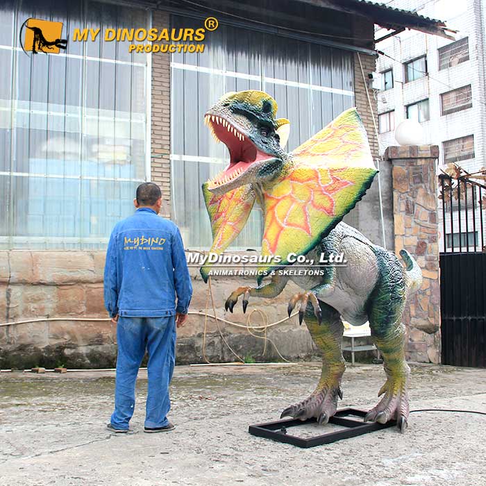 Life-size-animatronic-dilophosaurus-1