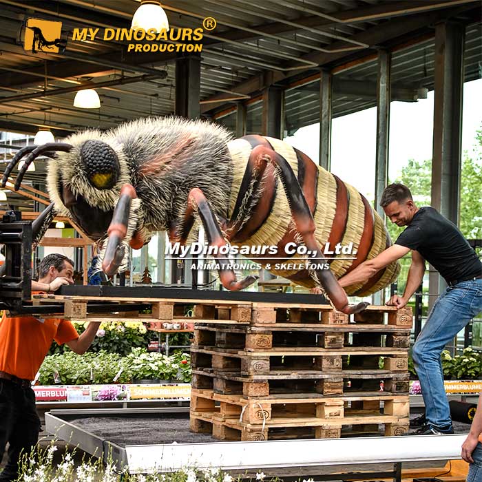 Giant-worker-bee-robot