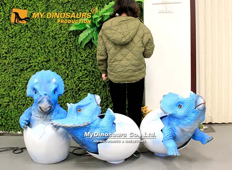 Hatching baby dino triceratops 4